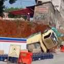 Truk Air 'Ok Oce' Terjungkal Di Tanjakan Proyek Tol Sercin Pamulang
