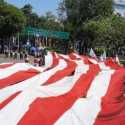 Tendanya Dibongkar Paksa, Petani Berlindung Di Balik Merah Putih Raksasa