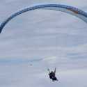 Atlet Paragliding Beraksi Bersama Danlanud Sam Ratulangi Manado Untuk Terbang Semarak Merah Putih