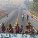Protes Penanganan Covid-19 Hingga Penggundulan Hutan, Puluhan Suku Asli Brasil Blokir Jalan Utama