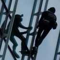 Layaknya Spiderman Pria Tak Dikenal Panjat Gedung Tanpa Pengaman Hingga Diamankan Polisi Prancis