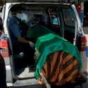 Tak Pakai Masker, Warga Probolinggo Dimasukkan Ke Mobil Jenazah
