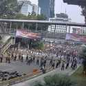 Massa Aksi 1310 Berorasi Di Patung Kuda, Ratusan Laskar Terdepan Buat Barikade Jaga Situasi