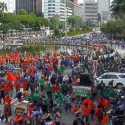 Buruh Demonstran Tolak UU Cipta Kerja Terus Berdatangan Di Patung Kuda