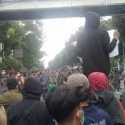 Mahasiswa Mundur, Massa Remaja Tanggung Mulai Dekati Barikade Polisi