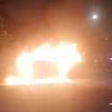 Satu Unit Mobil Mercy Berplat Merah Terbakar Di Depan Gedung Perwari Menteng