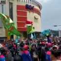Ribuan Buruh Di Kabupaten Bekasi Tutup Jalan Di Perempatan SGC Cikarang