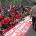 Merembet Ke Surabaya, Mahasiswa Dan Buruh Demo Di Depan Gedung Grahadi