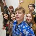 Peringati Hari Batik, Warga Rusia Jalan-jalan Di Moskow Dengan Berpakaian Batik