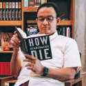 Foto Anies Baswedan Baca Buku, Hensat: Mungkin Sedang Membaca Bahwa Demokrasi Di Indonesia Bisa Mati