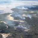 Diburu Gelombang Panas, Petugas Damkar Australia Kerja Keras Hentikan Kobaran Api Di Pulau Fraser