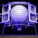 Jeff Bezos Percaya Diri, Blue Origin Miliknya Akan Bawa Perempuan Pertama Ke Bulan