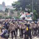 Polisi Pukul Mundur Demonstran 1812 Karena Tidak Patuh Prokes Covid-19