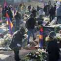 Masa Berkabung, Ribuan Warga Armenia Berkumpul Di Pemakaman Untuk Hormati Korban Tentara Konflik Nagorno-Karabakh