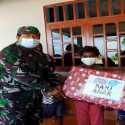 TNI Bareng Relawan Pendidikan Bagikan Bingkisan Natal Ke Anak-anak Papua