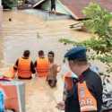 Evakuasi Korban Banjir Di Kelurahan Sei Mati Dibantu Personel Brimob Medan