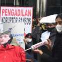 'Juliari Batubara' Disuntik Vaksin Oleh Dua Hakim Cantik Di Depan KPK