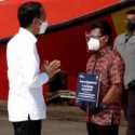 Sambangi Posko Pencarian Sriwijaya Air, Jokowi Serahkan Bantuan Kecelakaan Kepada Keluarga Korban