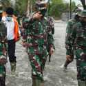 Tinjau Langsung Banjir Kalsel, Panglima TNI Serahkan Bantuan Presiden Dan 34 Perahu Karet
