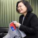 Musim Dingin Tiba, Presiden Taiwan Tsai Ing-wen  Dapat Hadiah Sweater Rajut Dari Seorang Nenek Di Prancis