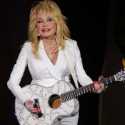 Tolak Dua 'Medal Of Freedom' Dari Trump, Dolly Parton Ragu Terima Penghargaan Dari Biden