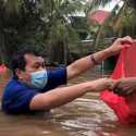Kontras Dengan Buzzer Yang Sibuk Nyinyiri Banjir, Ketua Demokrat DKI Langsung Nyemplung Bagikan Bantuan