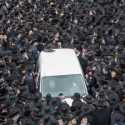 Abaikan Protokol Kesehatan, Ribuan Orang Berjubah Hitam Padati Pemakaman Rabi Terkemuka Israel