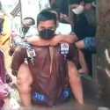 Kisah Heroik Kapolsek Mengevakuasi Korban Banjir, Menggendong Hingga Dorong Gerobak