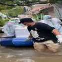 Tim Pemulasaran Jenazah Covid PMJ Evakuasi Jenazah Di Tengah Banjir