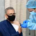 Terima Suntikan Vaksin Sinopharm, Presiden Pakistan  Arif Alvi: Tetap Pakai Masker Dan Jaga Jarak