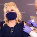 Dolly Parton Disuntik Vaksin Yang Dikembangkannya 'Sendiri'