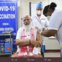 PM Modi Disuntik Vaksin Buatan Dalam Negeri