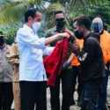 Jokowi Kasih Jaket Setelah Risma Marah Ke Relawan, PKS: Tangani Bencana Tak Cukup Dengan Pencitraan