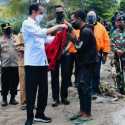 Temui Para Pengungsi Banjir Bandang di Lembata, Jokowi Dapat Keluhan Harga BBM Mahal