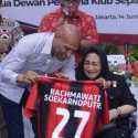 Air Mata Haru Rachmawati Saat Terima Jersey Persipura Bernomor 27