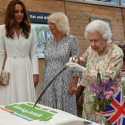 Anti Mainstream, Ratu Elizabeth II Potong Kue Di Sela KTT G7 Menggunakan Pedang