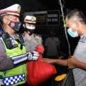Polri Bagikan Bansos Untuk Pengendara Dan Masyarakat Sekitar Pos Penyekatan Karawang