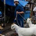 Idul Adha Saat Pembatasan Covid-19, Warga India Shalat Sembari Diawasi Polisi