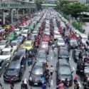 Protes Lockdown Diperpanjang, Ribuan Mobil dan Motor Banjiri Jalan-jalan di Thailand
