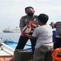 Ditlantas Polda Sulsel Bagikan Bansos Sampai ke Tengah Laut