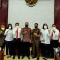 Selamatkan Aset Senilai 2 Miliar, 12 Jaksa Kejari Surabaya Dapat Penghargaan Pemkot