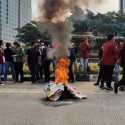 Aksi 7 Tahun Jokowi, Mahasiswa Mulai Bakar Ban