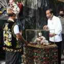 Tinjau Vaksinasi BIN di Tarakan, Jokowi Dapat Hadiah Pakaian Adat Dayak Kenyah