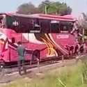 Bus Pengangkut Rombongan Ziarah Terlibat Tabrakan Beruntun