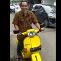 Nyentrik, Arief Poyuono Tunggangi Vespa Kuning Berplat B 2429 AH saat Ucapkan Milad Airlangga Hartarto