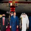 Tiba di Abu Dhabi, Presiden Jokowi Disambut Menteri Energi Uni Emirat Arab di Bawah Tangga Pesawat