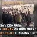 Demo Sungai Kering Kembali Meletus, Ratusan Pengunjuk Rasa Bentrok dengan Aparat di Isfahan Iran