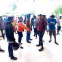 Honor Tak Kunjung Cair, Puluhan Relawan PON Papua Geruduk Kantor Kesbangpol Merauke