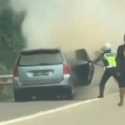 Polisi Siaga, Anggota Polantas Berjibaku Padamkan Mobil Terbakar di Tol Jagorawi