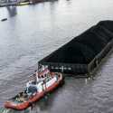 Kapal Tongkang  PT AGM Muat Batubara Perdana di Terminal TCT
